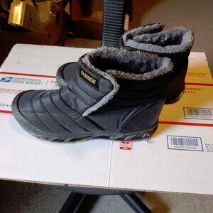 NWOT Ladies warm winter boots w/velcro fasteners size 39 (US 8)